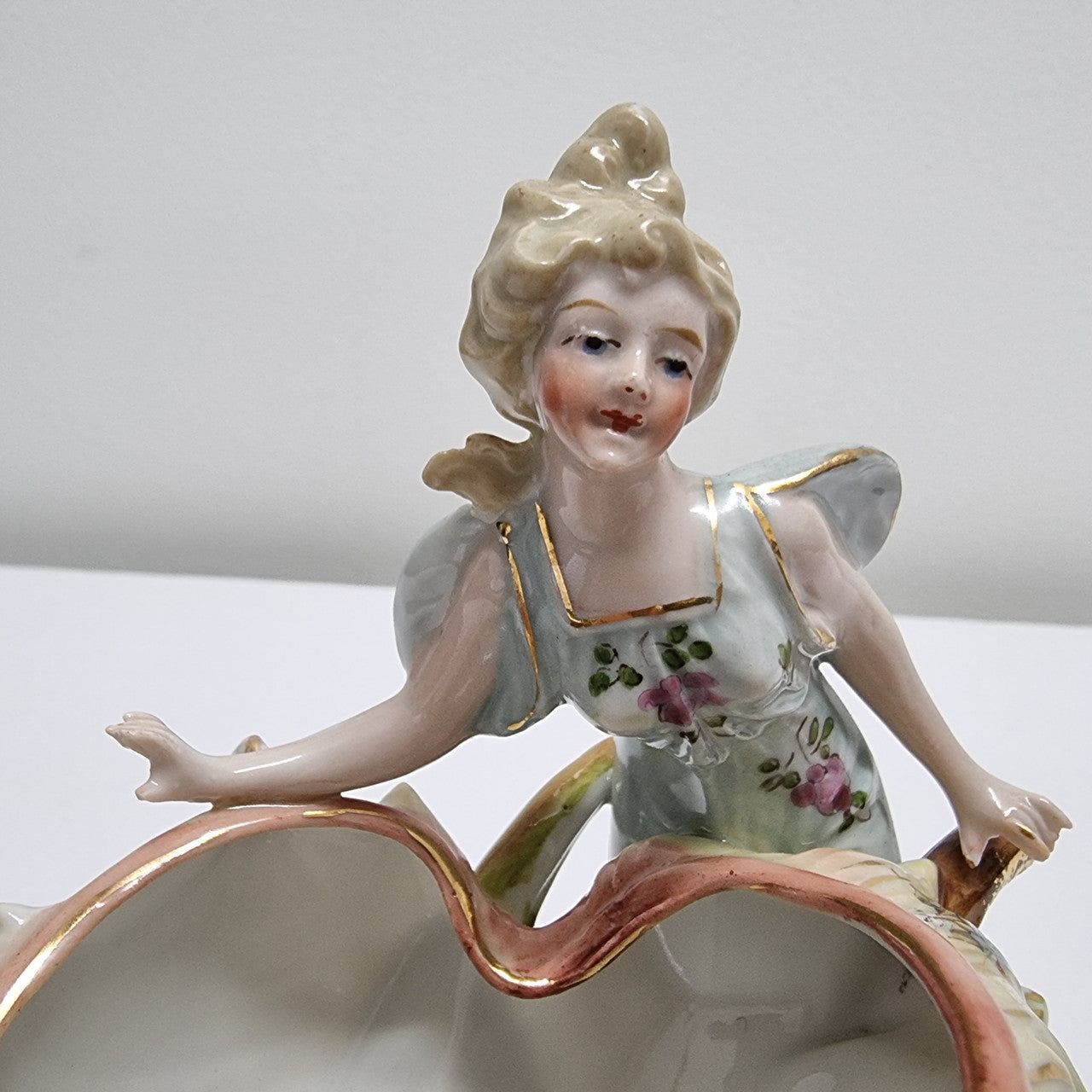 Lovely Art Nouveau porcelain figure group. It has been sourced locally and is in good original condition. Please see pictures to form part of the description.