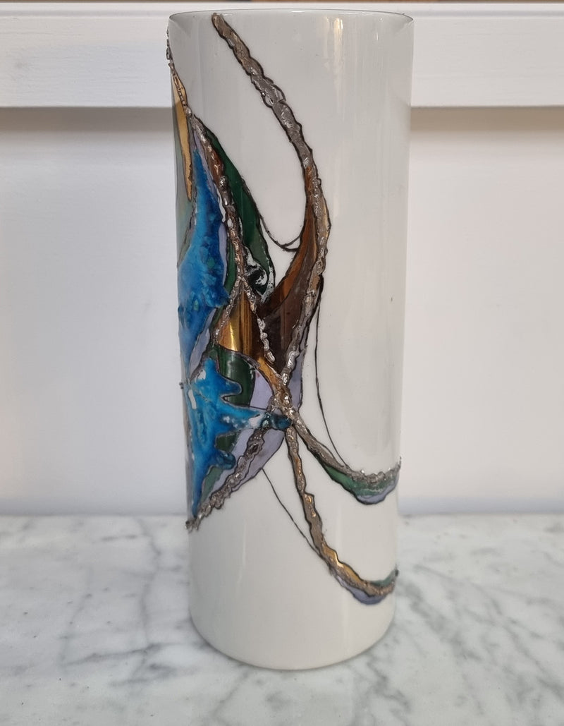 Beautiful decorative modern Mid Century signed vase. It is in good original condition, please view photos as they help form part of the description.