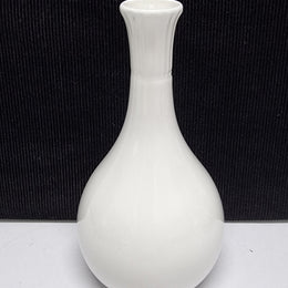 White Wedgwood metallised bone china, made in England. Stamped. In good original condition, Please view photos as they help form part of the description.