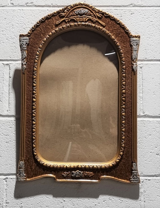 Oval decorative frame “Empire Art Co Sydney” with convex glass. In good original condition.