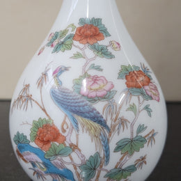 Wedgwood “Kutani Crane” gold trimmed bud vase. It is in good original condition with no chips or cracks, please view photos as they help form part of the description.