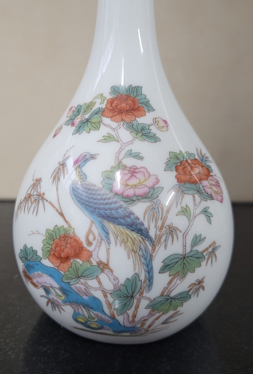 Wedgwood “Kutani Crane” gold trimmed bud vase. It is in good original condition with no chips or cracks, please view photos as they help form part of the description.