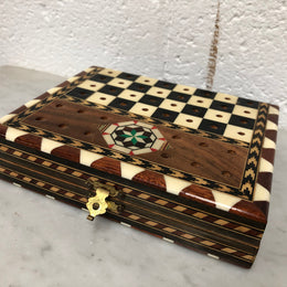 Vintage inlaid folded chess board box with pieces inside. In good clean original condition.