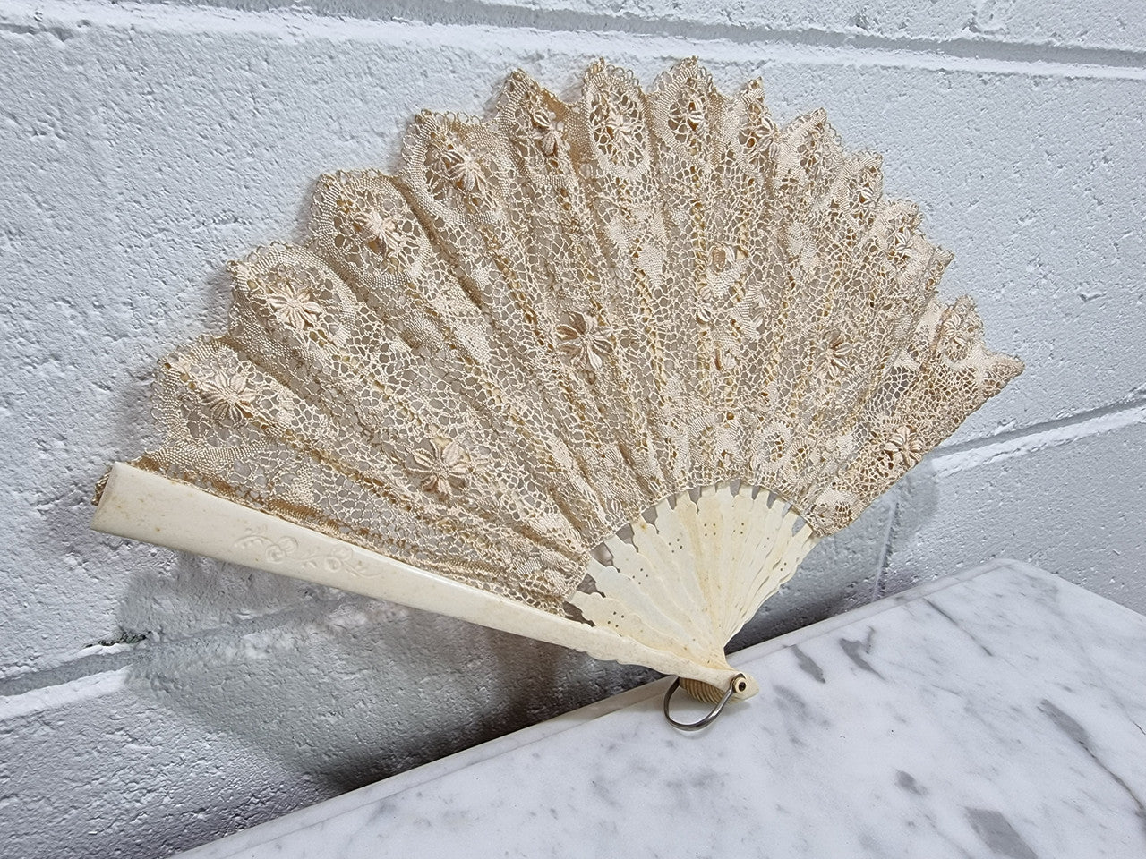 Beautiful Edwardian bone and lace hand held fan. In good original condition, please view photos as they help form part of the description.