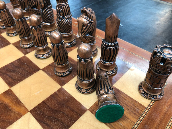 Lovely vintage chess set of handcrafted Takaka chess pieces from Crisan Craft in good condition, made in New Zealand.