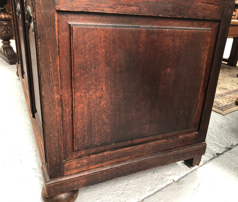 Beautifully carved French Oak hall seat with a lift up lid and storage space inside. In good original detailed condition.