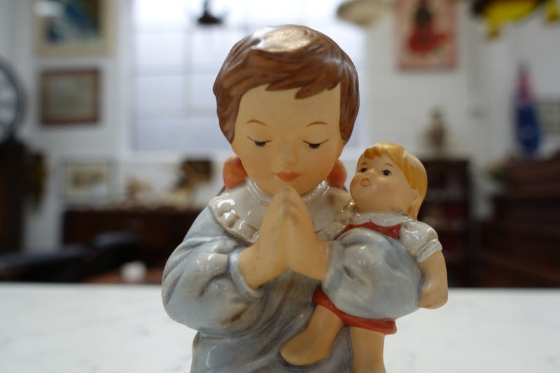 This is a gorgeous Goebel figurine of a little girl praying with her doll. Standing at 11 cm tall and in good original condition.