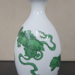 Wedgwood “Chinese Tigers” gold trimmed bud vase. It is in good original condition, please view photos as they help form part of the description.