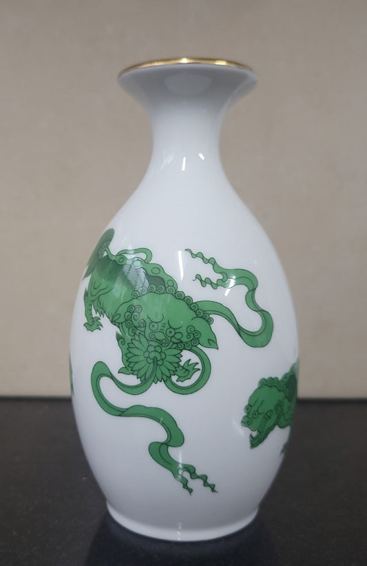 Wedgwood “Chinese Tigers” gold trimmed bud vase. It is in good original condition, please view photos as they help form part of the description.