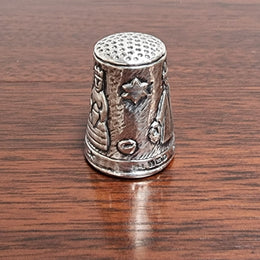 Sterling silver boxed thimble from the Heritage Collection “Three Kings”. Birmingham 1991.