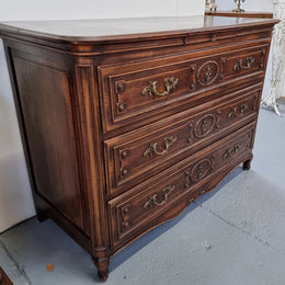 Early 19th century carved Oak three-drawer commode. Beautiful handles and has a small hidden drawer at the top. In good original detailed condition. Please note keys are not included.