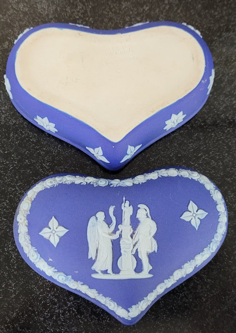 Antique Wedgwood heart shaped covered trinket box. In good original condition, please view photos as they help form part of the description.