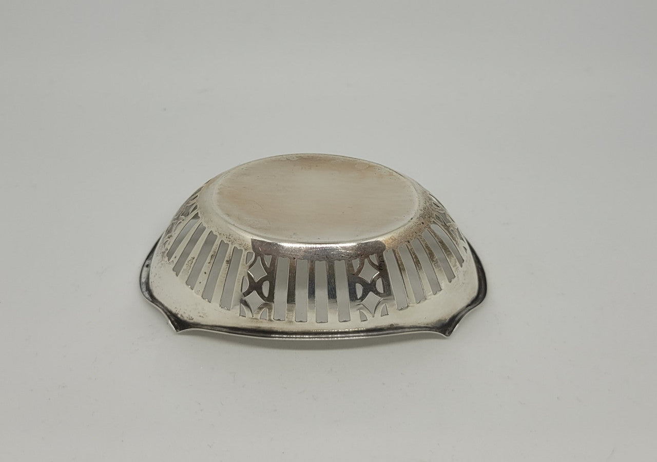 Beautiful sterling silver pin dish. Clearly marked Birmingham 1934. In very good original condition.