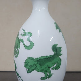 Wedgwood “Chinese Tigers” gold trimmed bud vase. It is in good original condition, please view photos as they help form part of the description.