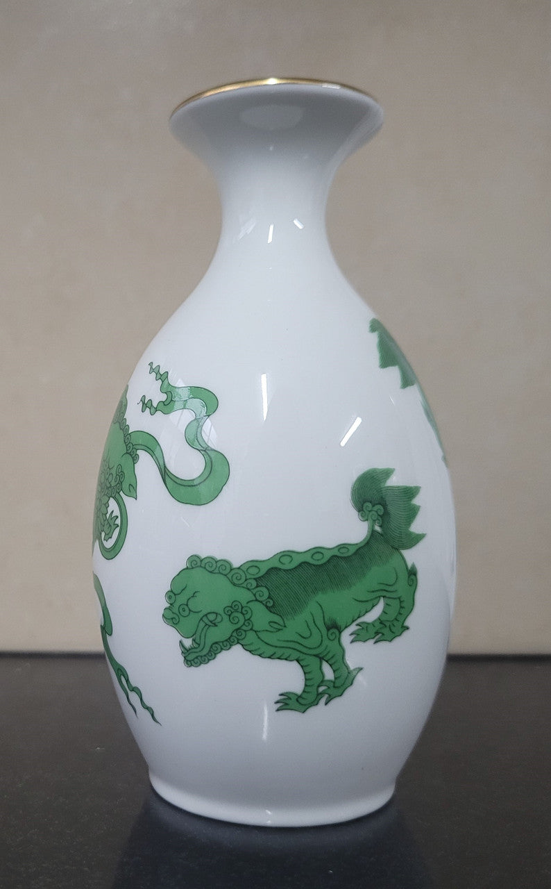 Wedgwood “Chinese Tigers” gold trimmed bud vase. It is in good original condition, please view photos as they help form part of the description.