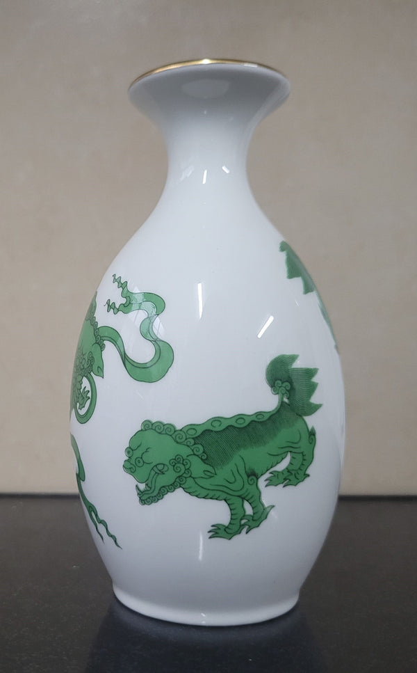 Wedgwood “Chinese Tigers” gold trimmed bud vase. It is in good original condition, please view photos as they help form part of the description.