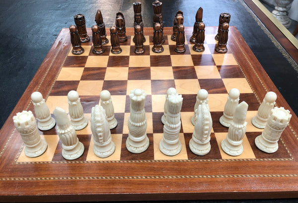 Lovely vintage chess set of handcrafted Takaka chess pieces from Crisan Craft in good condition, made in New Zealand.