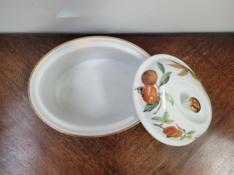 Royal Worcester porcelain gold trim & Knob “Evesham” pattern oven to tableware covered casserole. Made in England. In good condition with no chips or cracks.