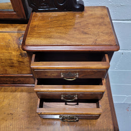 An elegant Victorian Figured Walnut dressing table with tilit mirror and a stunning fine Firgured Walnut serpentine shaped front. It has been sourced locally and is in good original detailed condition.
