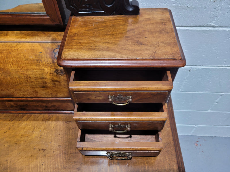 An elegant Victorian Figured Walnut dressing table with tilit mirror and a stunning fine Firgured Walnut serpentine shaped front. It has been sourced locally and is in good original detailed condition.