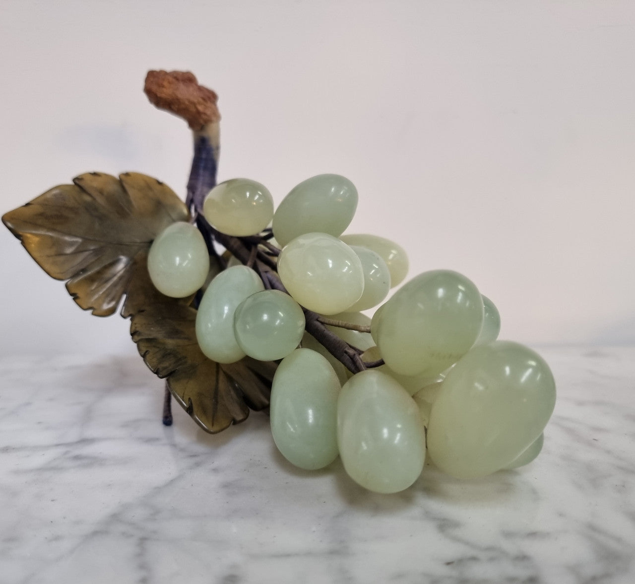 Stunning Vintage Chinese jade grapes that would make a lovely display. They arte in good original condition, please view photos as they help form part of the description.