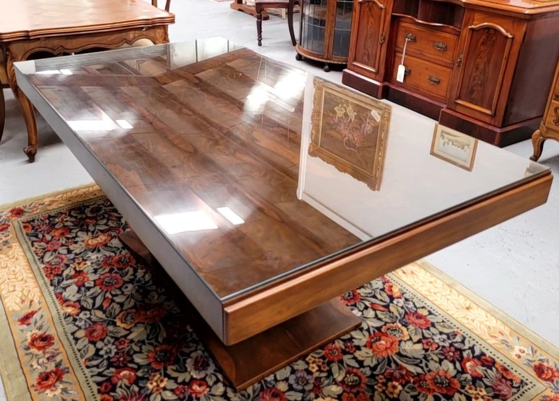 French Art Deco Figured Walnut dining table and six chairs. This stylish table also comes with a glass top and can be used with or without it. The chairs are very comfortable and the table can also fit another two chairs at either end making it a 6-8 seater. The table is in good original detailed condition with character marks to the top of table as shown in the pictures. This table and six chairs have been sourced locally.