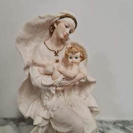 Vintage Giuseppe Armani figurine 1186F “Madonna and Child” Retired. 

New in Original Packaging.