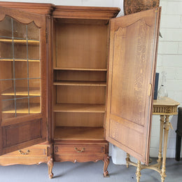Vintage French Oak Bibliotheque / Library Bookcase/Office Bookcase

Sensational Vintage french oak Bookcase with amazing storage options ,with numerous adjustable shelves and 5 useful drawers to base. In very good original condition.