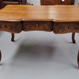 19th Century Louis 14th style quality French carved Oak bureau plat. It has three lockable deep drawers and beautifully carved legs. It has been sourced from France and is in good original detailed condition.