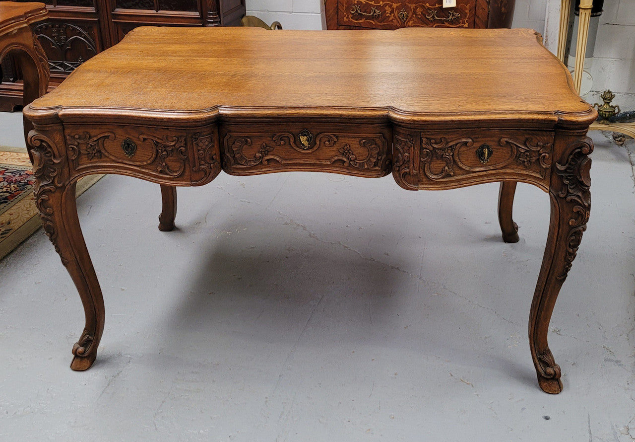 19th Century Louis 14th style quality French carved Oak bureau plat. It has three lockable deep drawers and beautifully carved legs. It has been sourced from France and is in good original detailed condition.