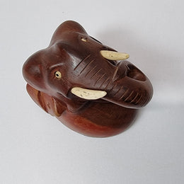 Vintage elephant carving in good original condition. Please view photos as they form part of the description.