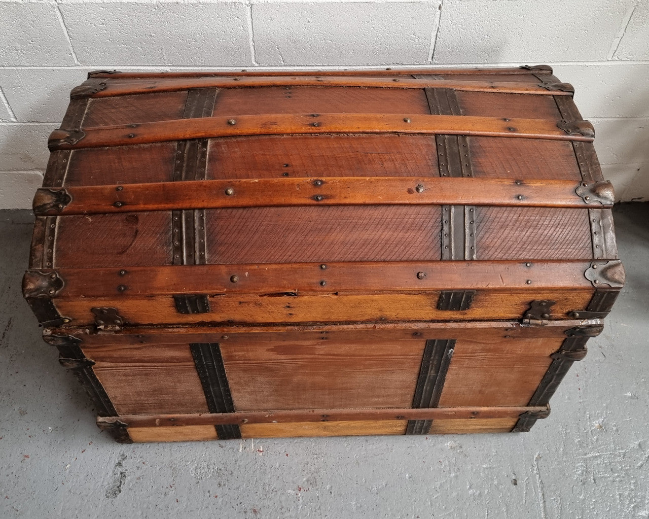 Late Victorian Saratoga dome top travelling trunk. It is in good detailed condition. Please see photos as it forms part of the description.