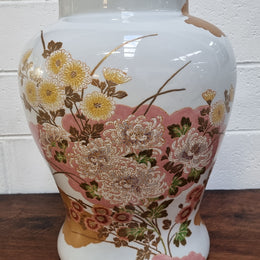 Beautiful modern large Chinese style floral lidded pot decorated with lovely Chrysanthemum flowers and in good condition. Maker on bottom please see photos.