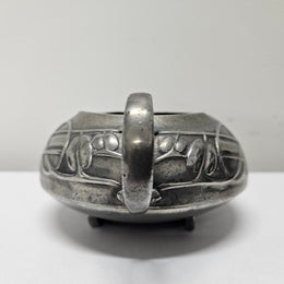Arts and Crafts English pewter bowl in good original condition. Please see photos as they form part of the description.