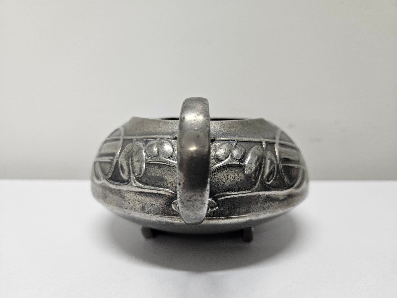 Arts and Crafts English pewter bowl in good original condition. Please see photos as they form part of the description.