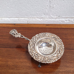 Beautiful and decorative Vintage Dutch Silver (90) tea strainer and stand. In good original condition.