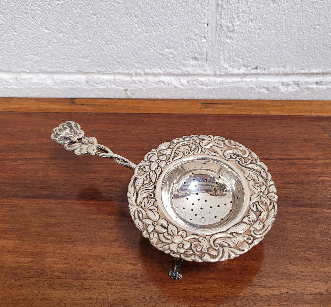 Beautiful and decorative Vintage Dutch Silver (90) tea strainer and stand. In good original condition.