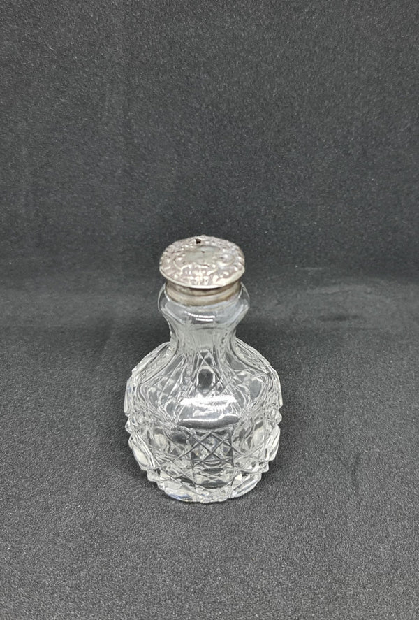 Beautiful Edwardian silver topped glass powder jar with stunning details. In great original condition.