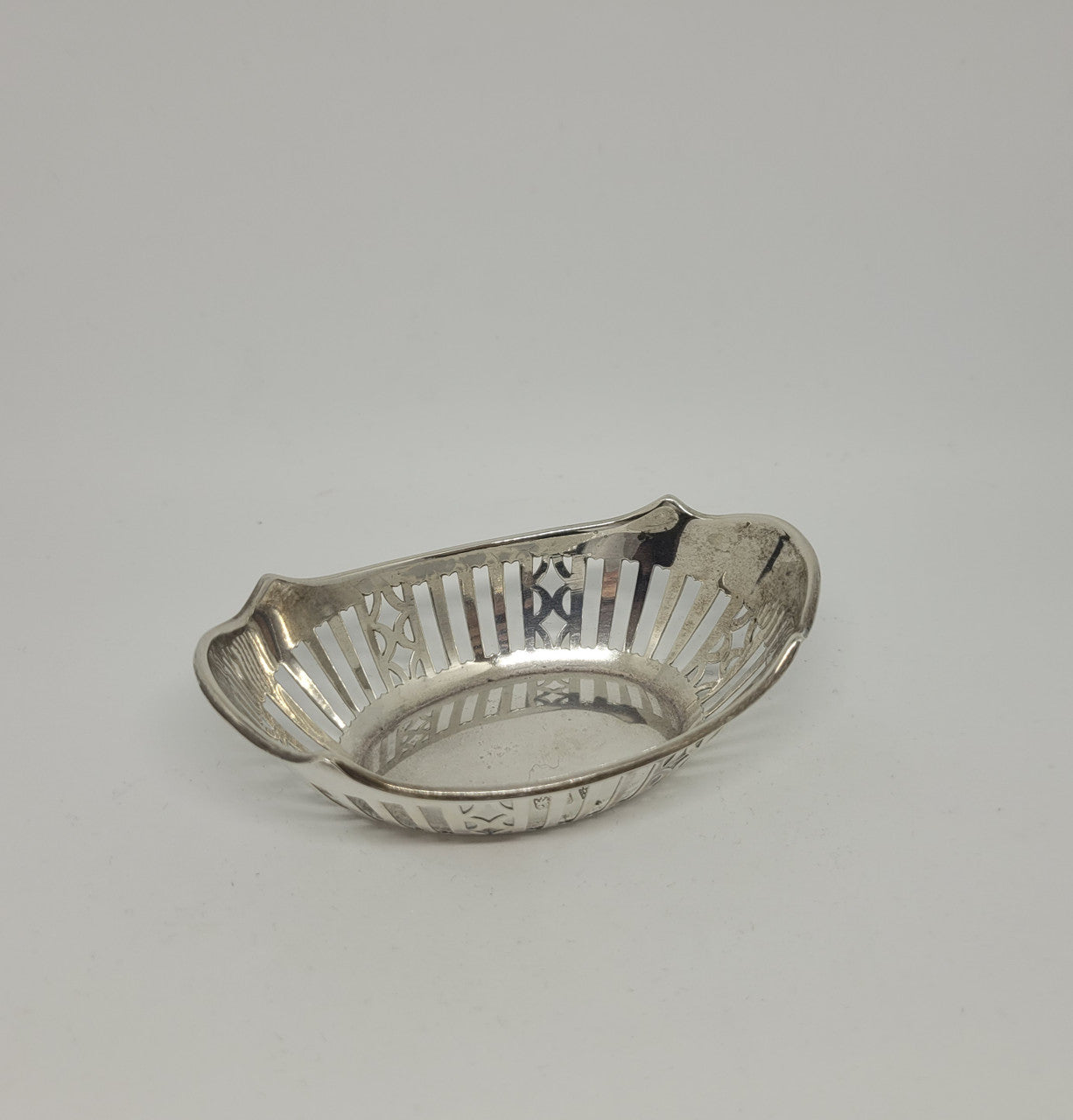 Beautiful sterling silver pin dish. Clearly marked Birmingham 1934. In very good original condition.