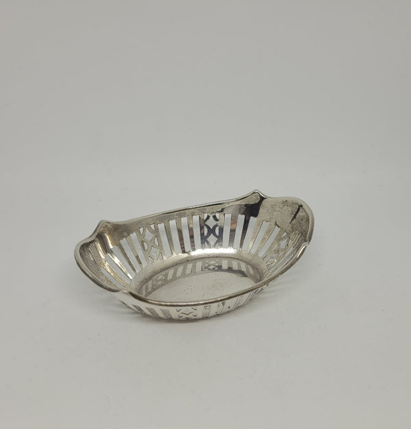 Beautiful sterling silver pin dish. Clearly marked Birmingham 1934. In very good original condition.