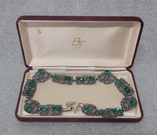 Lovely Vintage metal & green stone necklace with great detail. In original red velvet jewellery box/case. In good original condition.