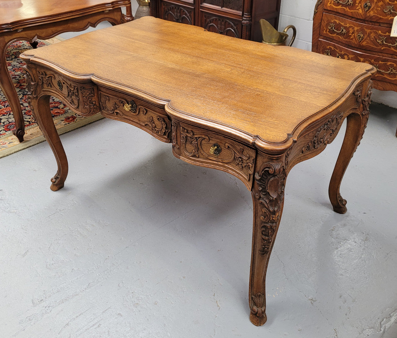 19th Century Louis 14th style quality French carved Oak bureau plat. It has three lockable deep drawers and beautifully carved legs. It has been sourced from France and is in good original detailed condition.