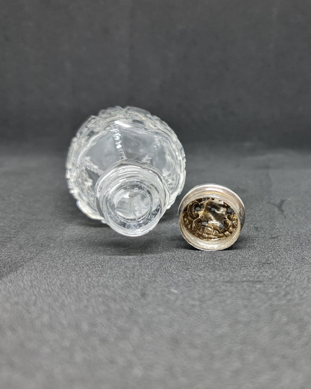 Beautiful Edwardian silver topped glass powder jar with stunning details. In great original condition.