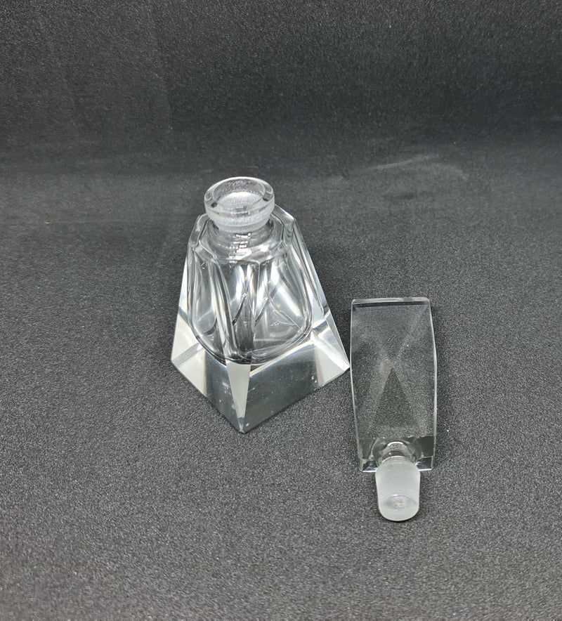 Beautiful Vintage edged crystal perfume bottle, in great original condition.