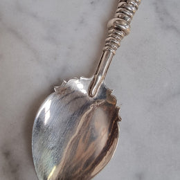 Very pretty Birmingham silver and Jade spoon that is in good original condition condition, please view photos as they help form part of the description.