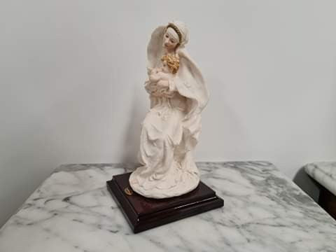 Vintage Giuseppe Armani figurine 1186F “Madonna and Child” Retired. 

New in Original Packaging.