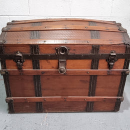 Late Victorian Saratoga dome top travelling trunk. It is in good detailed condition. Please see photos as it forms part of the description.