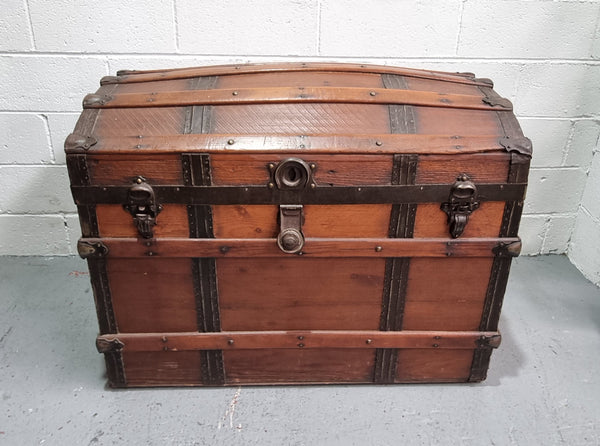 Late Victorian Saratoga dome top travelling trunk. It is in good detailed condition. Please see photos as it forms part of the description.