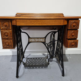 Beautiful Singer sewing machine in an Oak case with six drawers, in mint condition for its age.