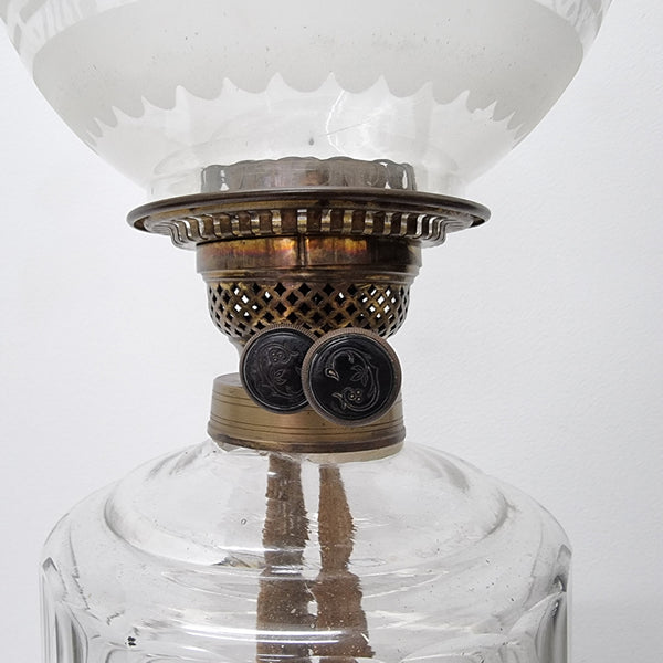 Great original condition Victorian brass banquet lamp with original shade. Please view photos as they form part of the description.